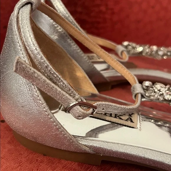 Like new BADGLEY MISCHKA silvertone sandals 7 1/2. $20 - Picture 6 of 8